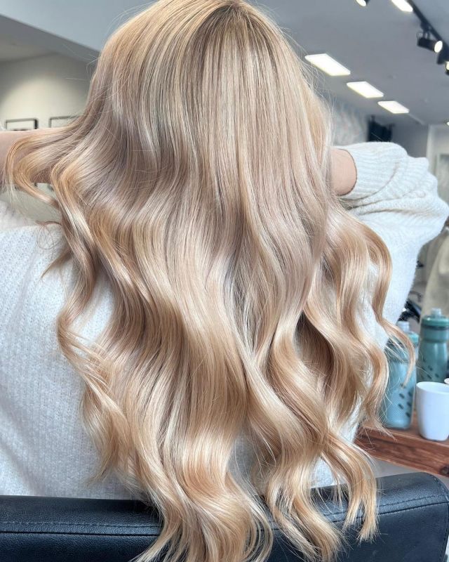 Balayage en rubio claro con ondas suaves