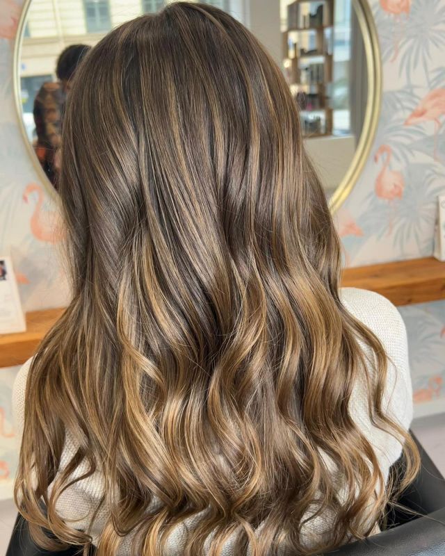 Balayage en tono caramelo sobre rubio oscuro
