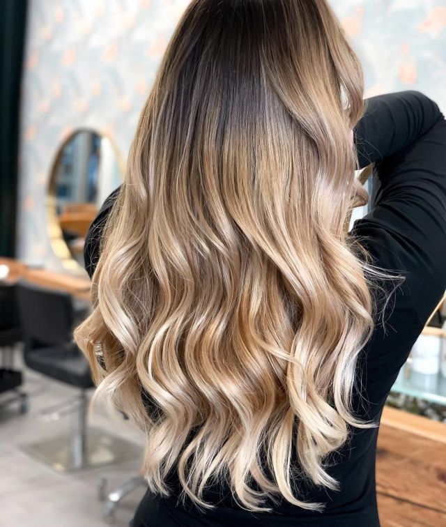 Balayage con raíz oscura y largos claros y dorados