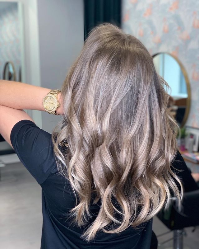 Kühles Aschblond-Balayage auf langen Haaren