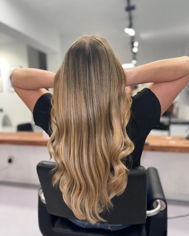 Nachher/Vorher by arbuti mit ♡ | online termine www.arbuti.com.... @olaplex @olaplexdeutschland#münchen #maxvorstadt #arbutihairsalon #arbuti #friseur #beigeblond #bestofbalayage #naturblond #instamünchen #instamunich #ombrehair #friseurmünchen #arbuti #olaplex #balayage #ombre #glynt #haircolor #schwabing #olaplex #miasanmia #haare #brunette #vorhernachher #hair #munich #hairstyle #curlyhair #minga #schwabing #brownhair #hairstyle #münchenfriseur #fashion
